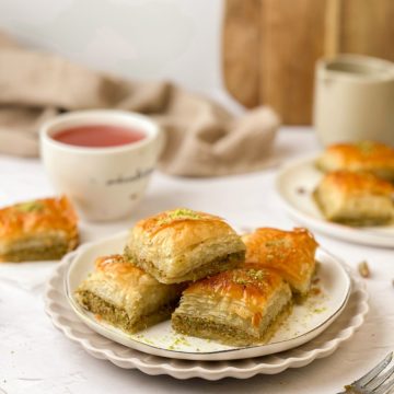 Baclava Turcească cu Fistic și Sirop de Flori de Portocal