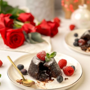 Lava Cake cu Fructe Proaspete și Ciocolată Fierbinte