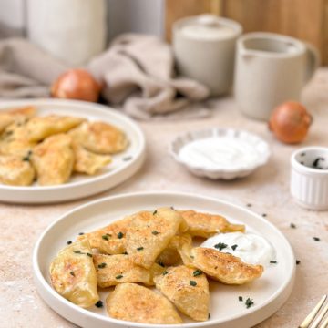 Pierogi Polonezi Coltunasi cu Cartofi si Branza Serviti cu Smantana si Chives