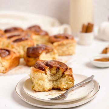 Cinnamon Rolls cu Glazură cu Cremă de Brânză