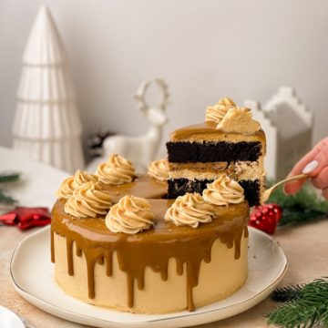 Tort de Ciocolată cu Biscuiți Spekulatius și Cremă de Biscuiți