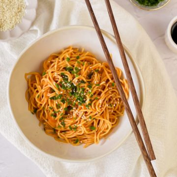 Noodles cu sos cremos și gochujang