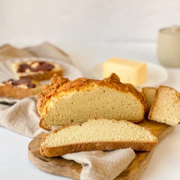 Pâine fără drojdie în stil irlandez servită cu gem