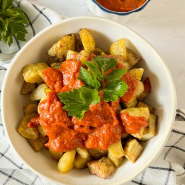 Patatas bravas de post cu salsa brava si sos de maioneza cu usturoi