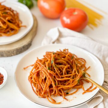 Spaghetti all'assassina vegane cu sos de rosii picant