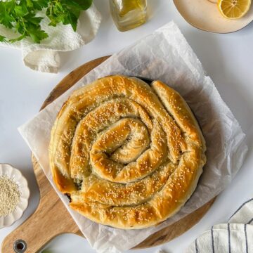 Spanakopita placintă cu spanac și brânză în formă de spirală