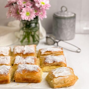 Plăcintă Bougatsa cu Griș Pudrată cu Zahăr