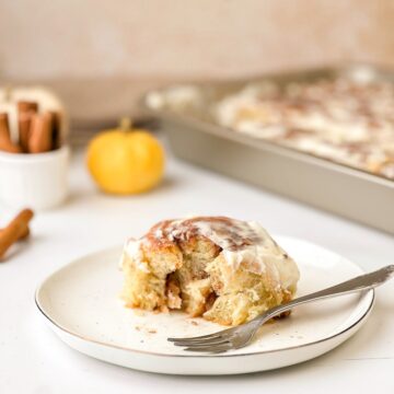 Cinnamon Roll cu Nuci Pecan și Cremă de Brânză