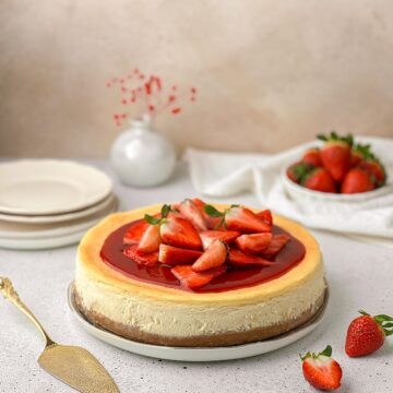Cheesecake Copt Clasic cu Căpșuni și Vanilie