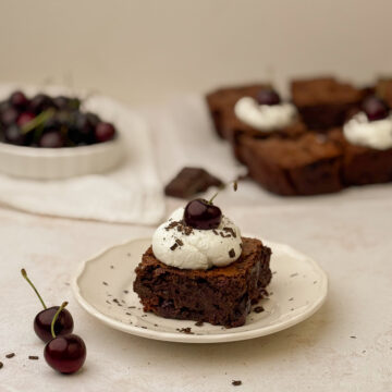 Bucată de Brownie cu Cireșe și Frișcă Deasupra