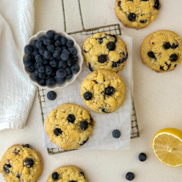 Biscuiți cu Lămâie și Afine și Crumble Crocant