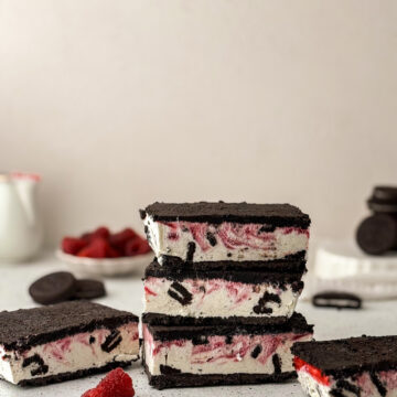 Înghețată sandwich de casă cu biscuiți oreo și zmeură