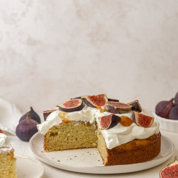 Prăjitură cu smochine și brânză ricotta cu frișcă deasupra