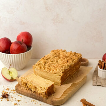 Chec invizibil cu mere, scorțișoară și crumble crocant