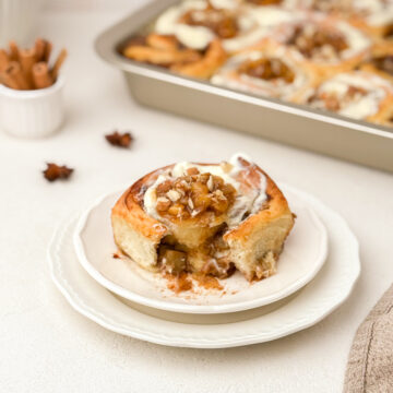 Rulouri cu mere și scorțișoară și glazură cu cremă de brânză