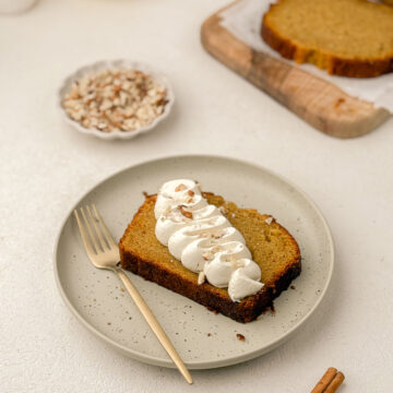 Chec cu Dovleac și Scorțișoară și Cremă cu Sirop de Arțar