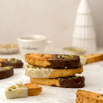 Biscotti cu fistic si merisoare glazurati cu ciocolata