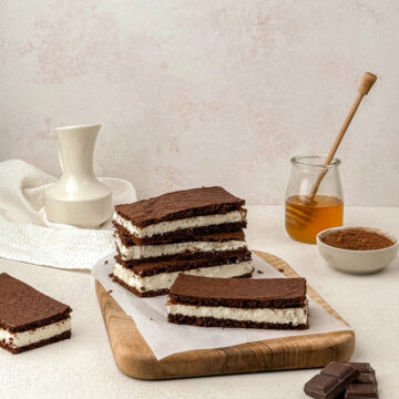 Prăjitura Felie de Lapte cu Blat de Cacao și Cremă Fină