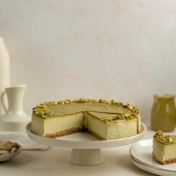 Cheesecake copt cu fistic și bază de biscuiți
