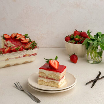 Felie de tiramisu cu căpșuni și salvie